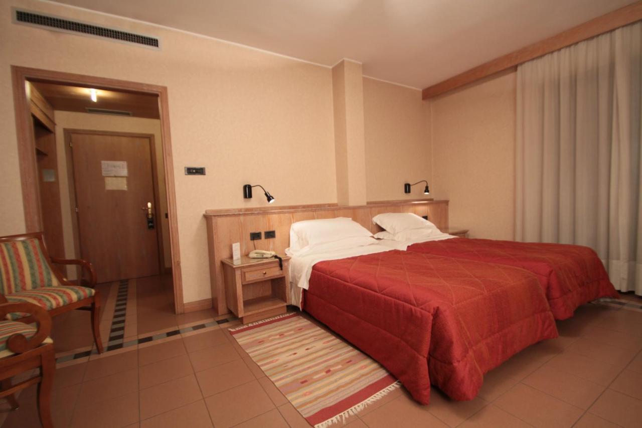 Monica Hotel Fiera Pregnana Milanese Exterior photo