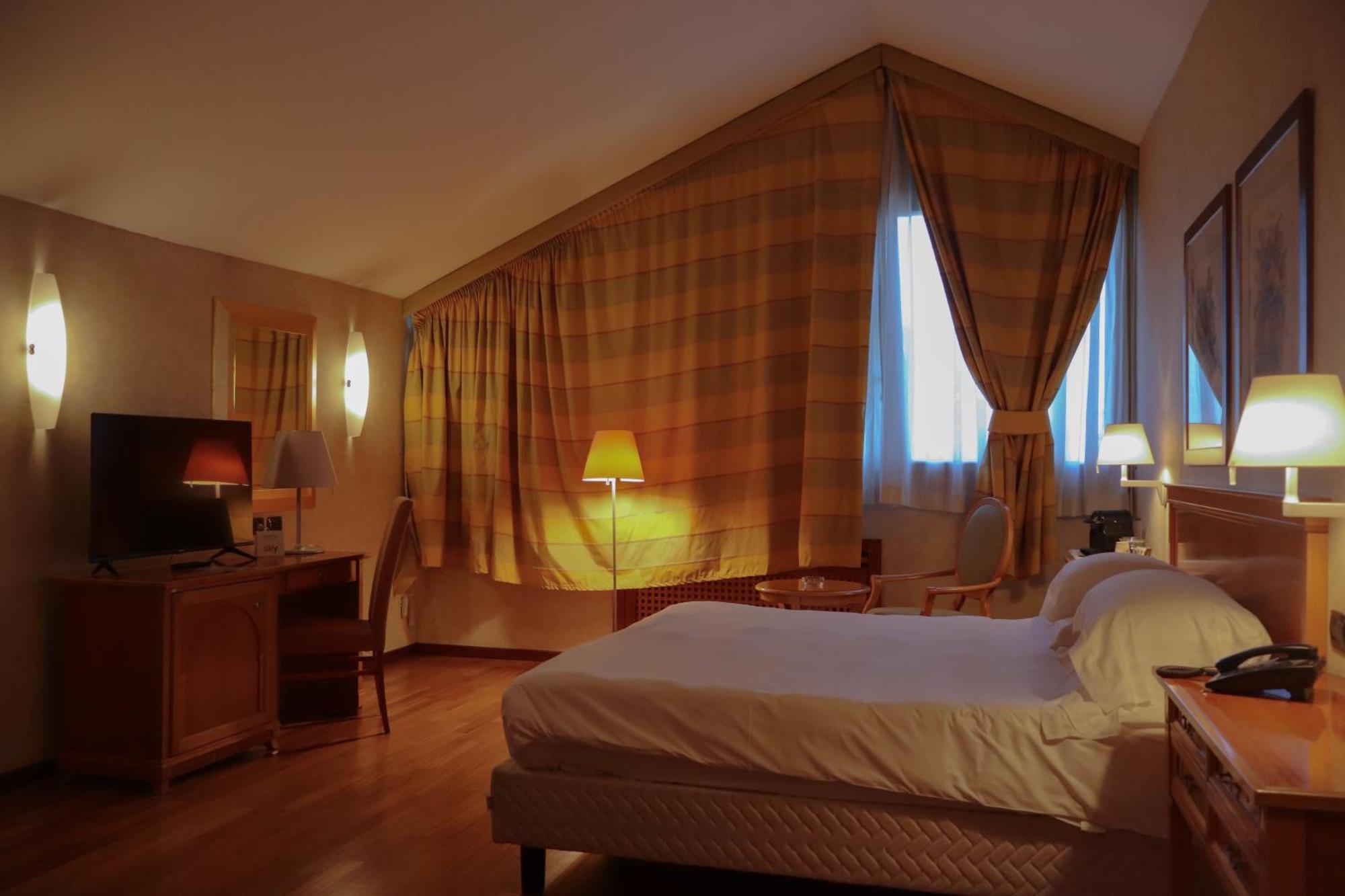 Monica Hotel Fiera Pregnana Milanese Exterior photo