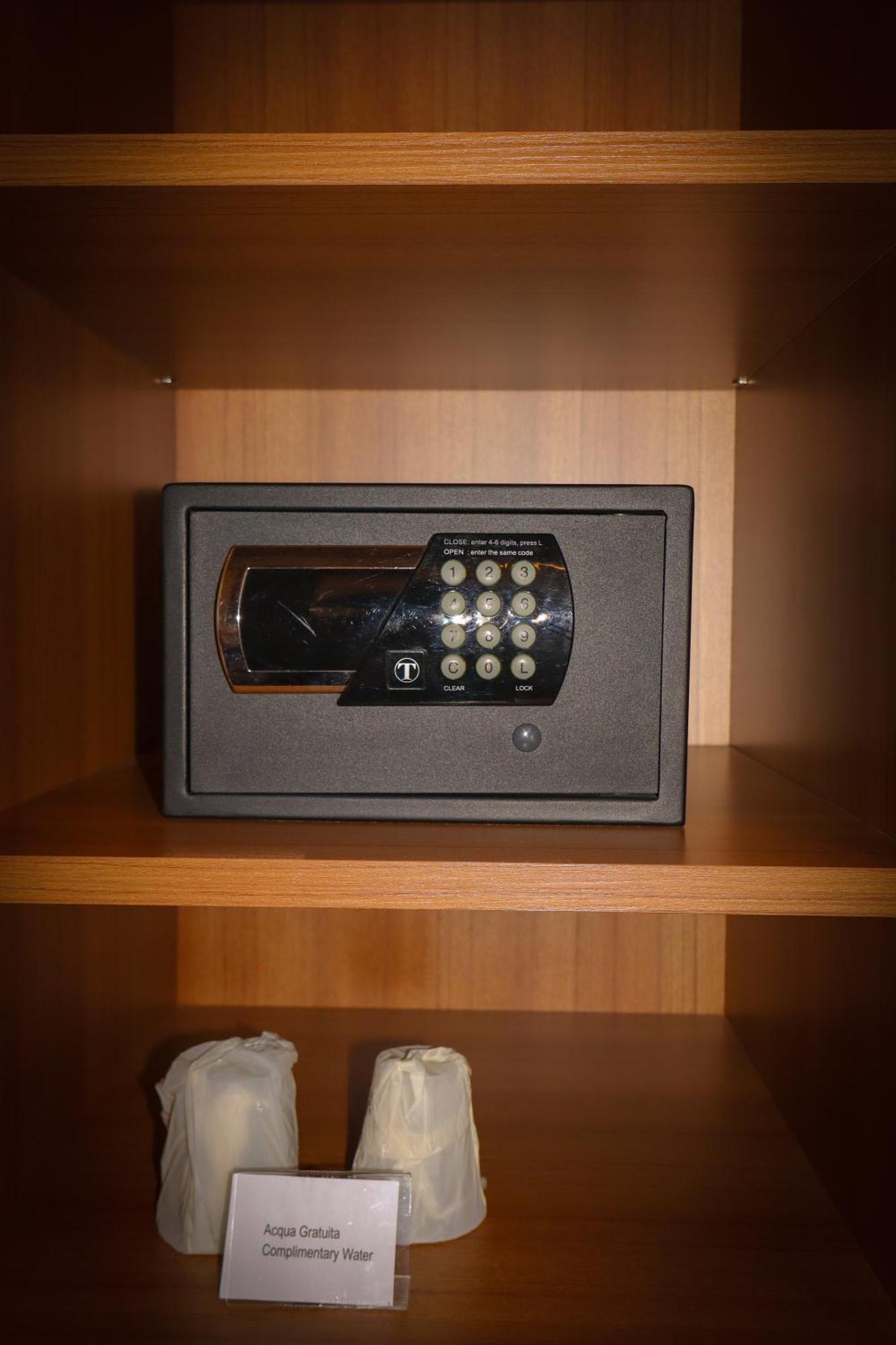 Monica Hotel Fiera Pregnana Milanese Room photo